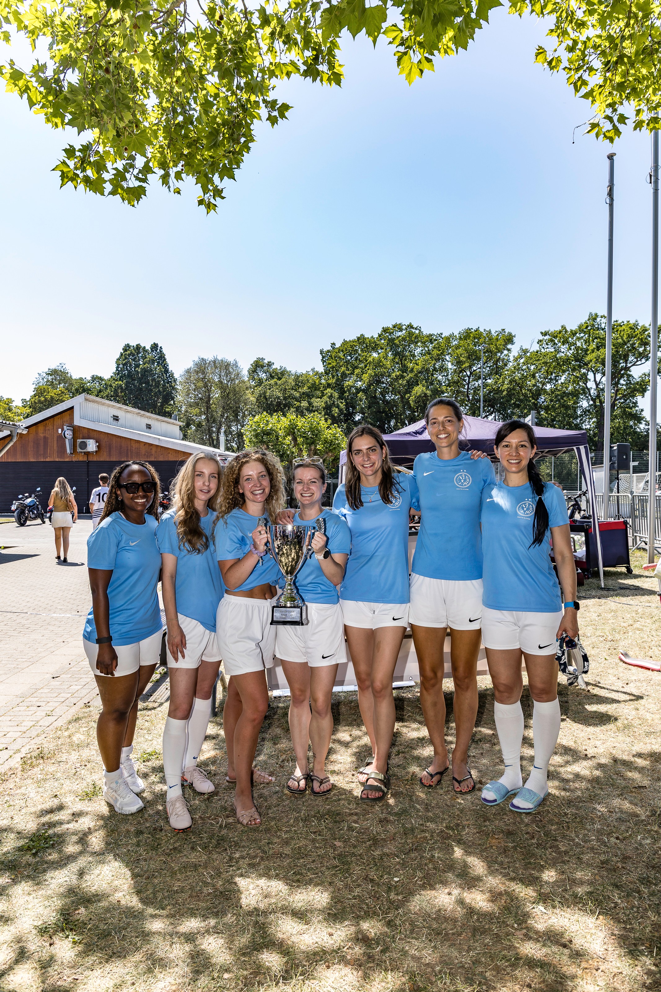 Das Damen-Team von White & Case mit dem Pokal für den 1. Platz