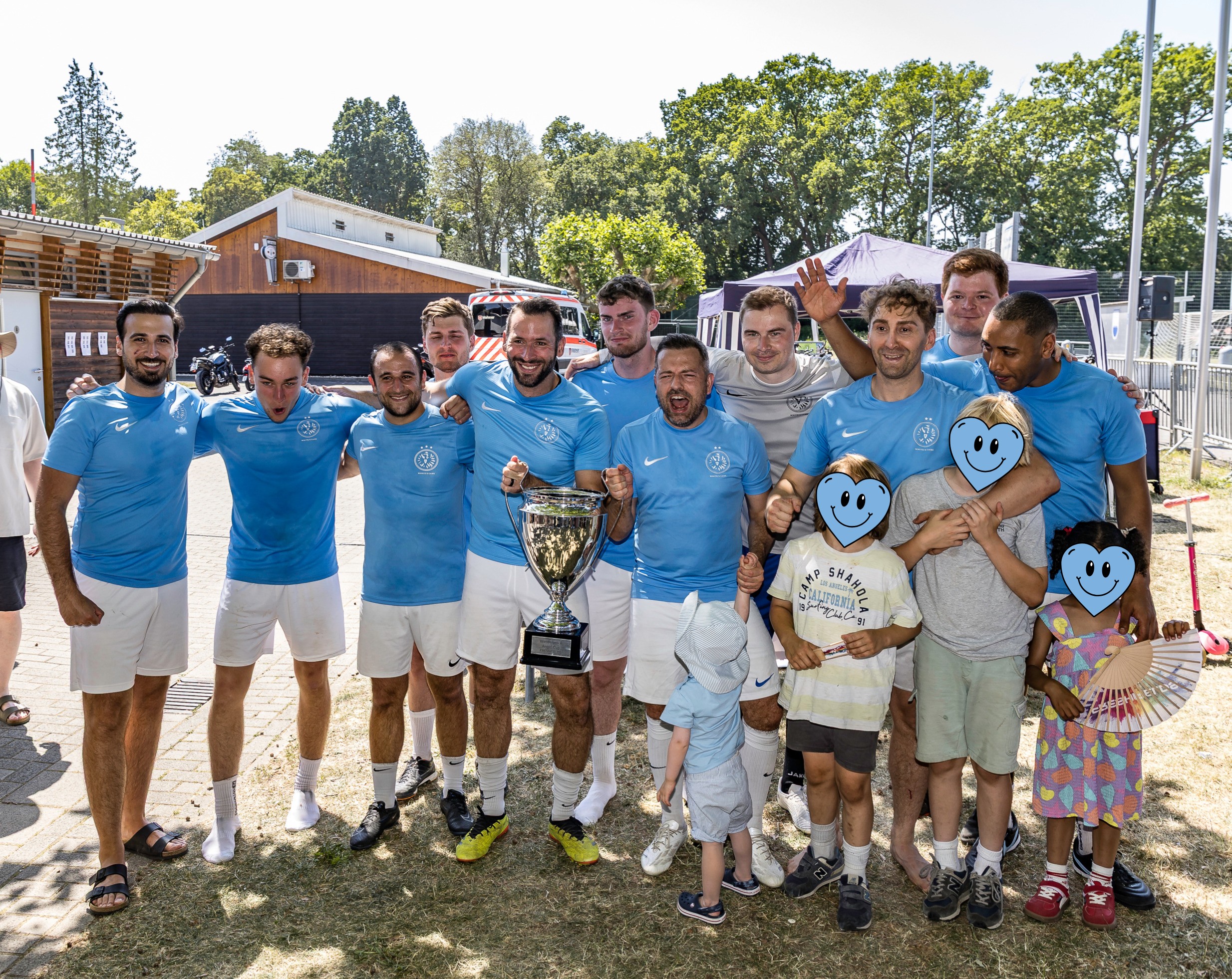 Das Herren-Team von White & Case mit dem Pokal für den 1. Platz